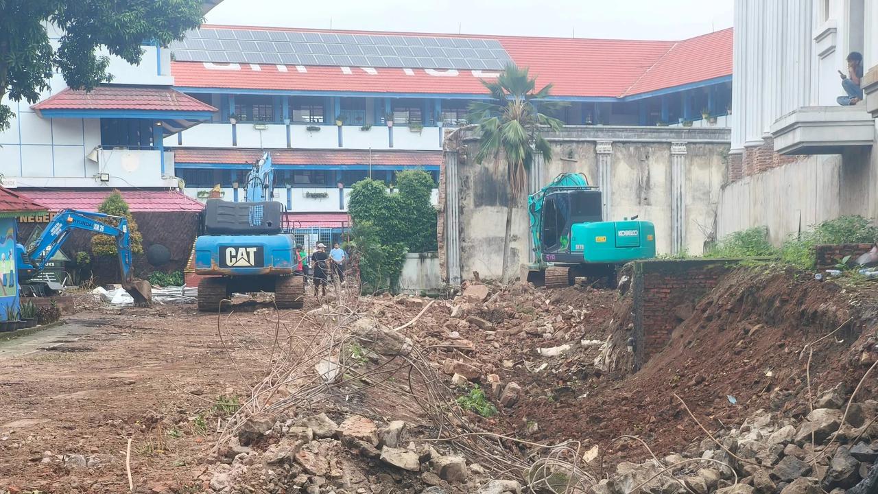 Tembok SMPN 182 Jakarta Roboh