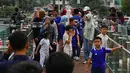 Monumen dengan patung sepasang manusia dengan gestur melambaikan tangan sambil menggenggam bunga tersebut memberi makna ucapan selamat datang. (Liputan6.com/Angga Yuniar)