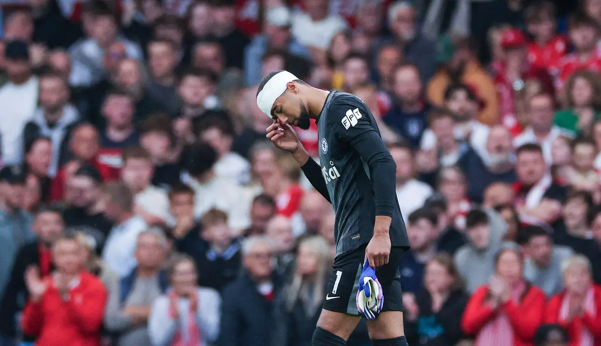 Robert Sanchez tampil jauh dari kata meyakinkan meski sempat membuat satu penyelamatan penting. Ia kebobolan tiga gol dan kerap salah dalam distribusi sebelum ditarik keluar akibat benturan. (AFP/Adrian Dennis)