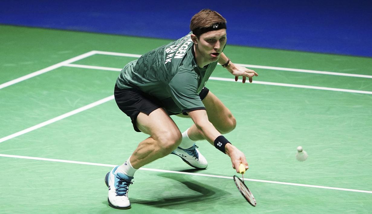 Pebulu tangkis Denmark, Viktor Axelsen berusaha mengembalikan shuttle cock ke arah lawannya, Pebulu tangkis Malaysia, Ng Tze Yong pada laga babak 16 besar tunggal putra All England 2023 di Utilita Arena, Birmingham, Inggris, Kamis (16/3/2023). Viktor Axelsen kalah rubber game, 15-21, 21-9 dan 21-23. (PA via AP Photo/Zac Goodwin)