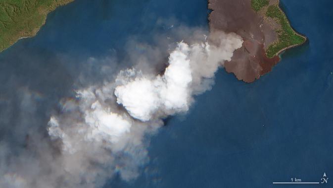 Penampakan jejak abu dari aktivitas vulkanis Gunung Anak Krakatau pada 22 Septembe 2018 (NASA)