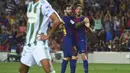 Lionel Messi dan Sergi Roberto (kanan) merayakan gol ke gawang Real Betis pada  laga La Liga Spanyol di Camp Nou stadium, Barcelona, (20/8/2017). Barcelona menang 2-0. (AFP/Josep Lago)