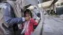 Calon penumpang saat mengikuti tes Genose sebagai syarat utama perjalanan di masa pandemi COVID-19 di Stasiun Pasar Senen, Jakarta, Senin (3/5/2021). Jelang pemberlakuan larangan mudik pada 6-17 Mei, lonjakan penumpang kereta jarak jauh terjadi di stasiun tersebut. (merdeka.com/Iqbal S. Nugroho)