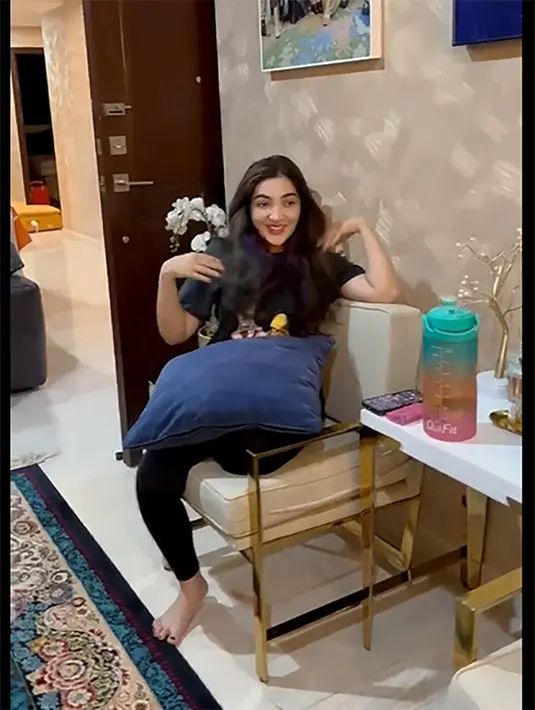 Penampilan baru Ashanty dengan rambut barunya yang sedikit diwarnai. Penampilan tersebut membuat suaminya tampak kaget. "Surpirise," kata Ashanty sambil memegang rambut barunya. [Youtube/TheHermansyahA6World]