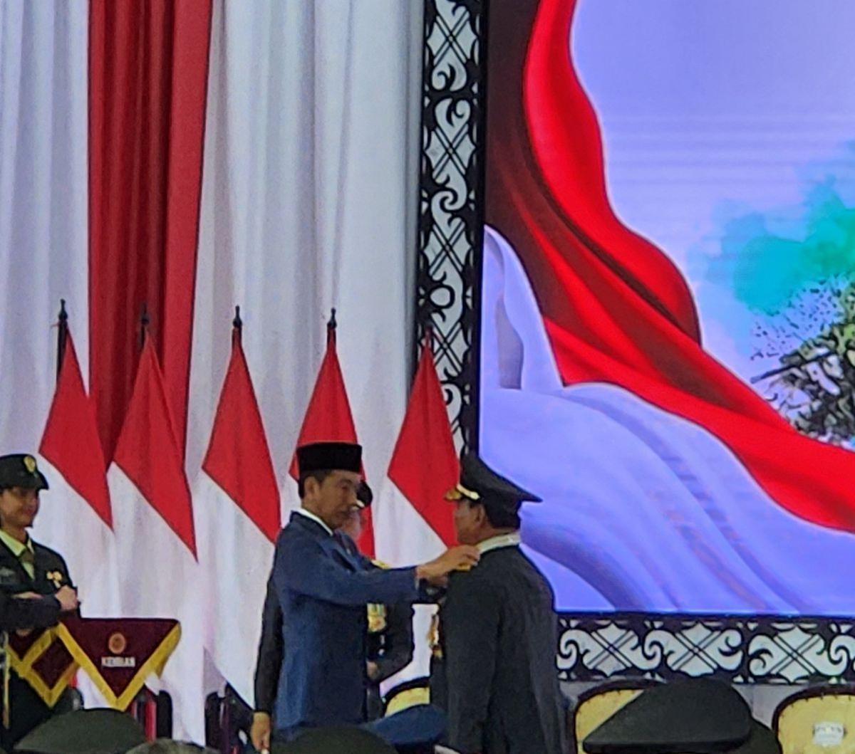 "Ini bukan hanya sekarang, dulu pernah diberikan kepada Susilo Bambang Yudhoyono, sudah pernah diberikan kepada Luhut Binsar Panjaitan sesuatu yang sudah biasa di TNI maupun di Polri," kata Jokowi.&nbsp;<br>