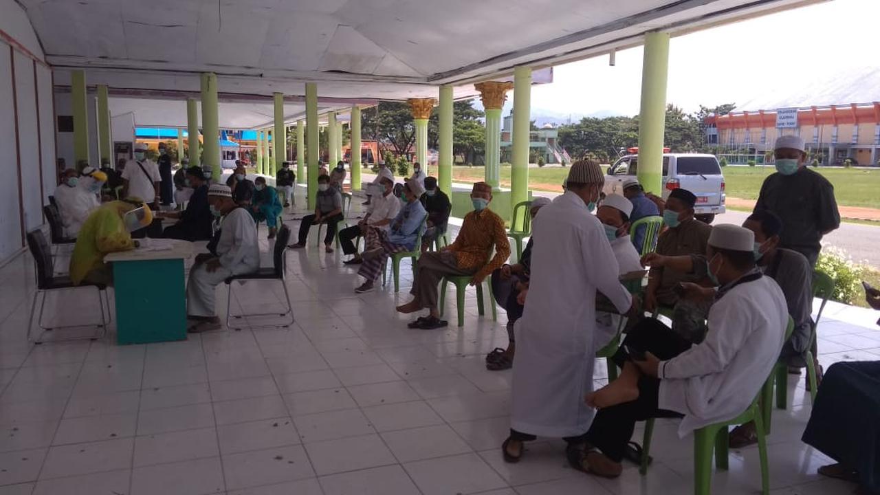 Ratusan jemaah tablig (JT) di Gorontalo menjalani rapid test dan isolasi selama 14 hari. (Foto: Liputan6.com/Arfandi Ibrahim)Ratusan jemaah tablig (JT) di Gorontalo menjalani rapid test dan isolasi selama 14 hari. (Foto: Liputan6.com/Arfandi Ibrahim)