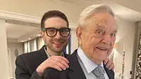 George Soros dan anak bungsunya Alexander Soros. (Dok. Twitter/Alex Soros)