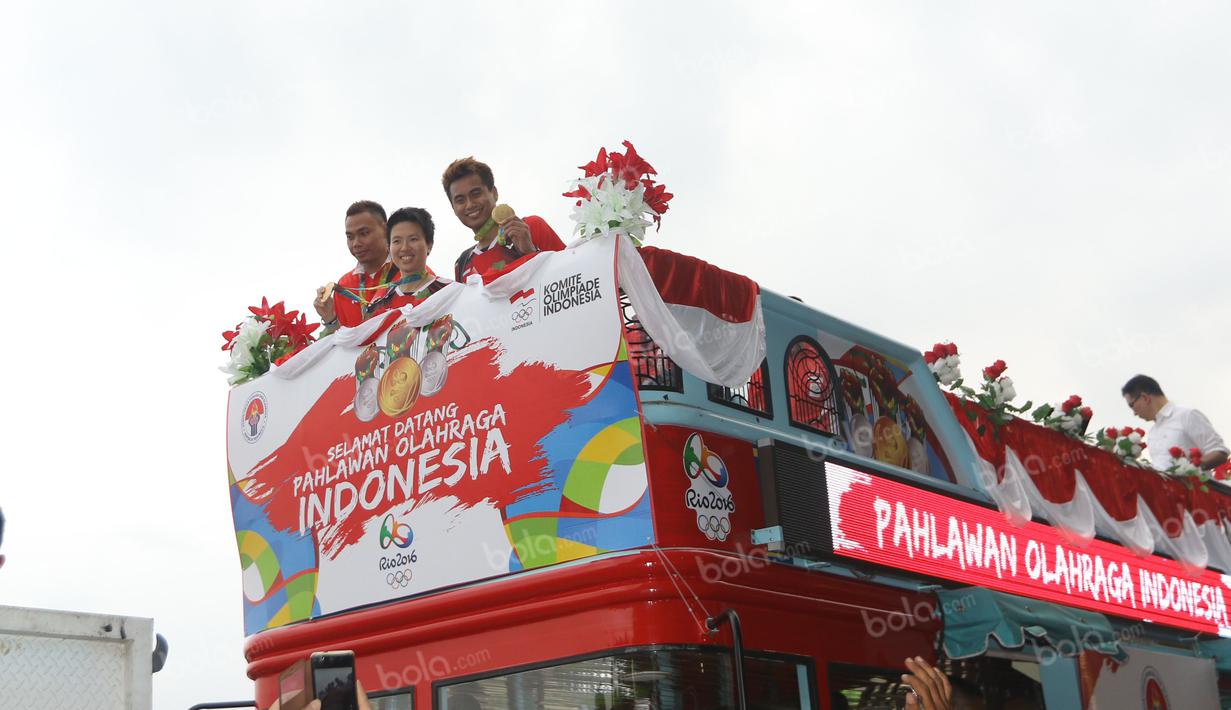 Tontowi Ahmad, Liliyana Natsir, Eko Yuli dan Sri Wahyuni  dsaat menaiki bus Bandros di Terminal 3, Bandara Soekarno-Hatta, Jakarta, Selasa (23/8/2016). (Bola.com/Nicklas Hanoatubun)