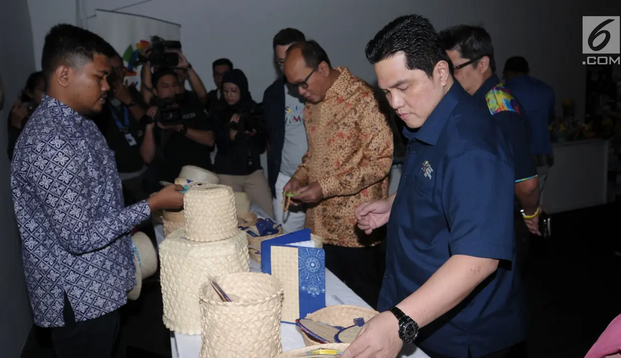 Ketua Inasgoc, Erick Thohir (kanan) melihat salah satu produk UMKM berlisensi Asian Games 2018 di Jakarta, Rabu (30/5). Beberapa produk diperkenalkan. (Liputan6.com/Helmi Fithriansyah)