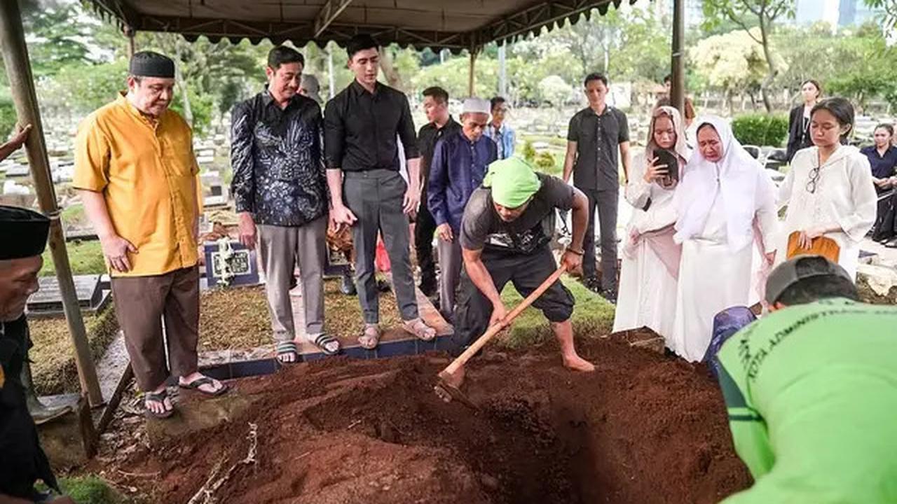 Sang Nenek Meninggal Dunia, Ini 6 Potret Verrell Bramasta Antar ke Peristirahatan Terakhir
