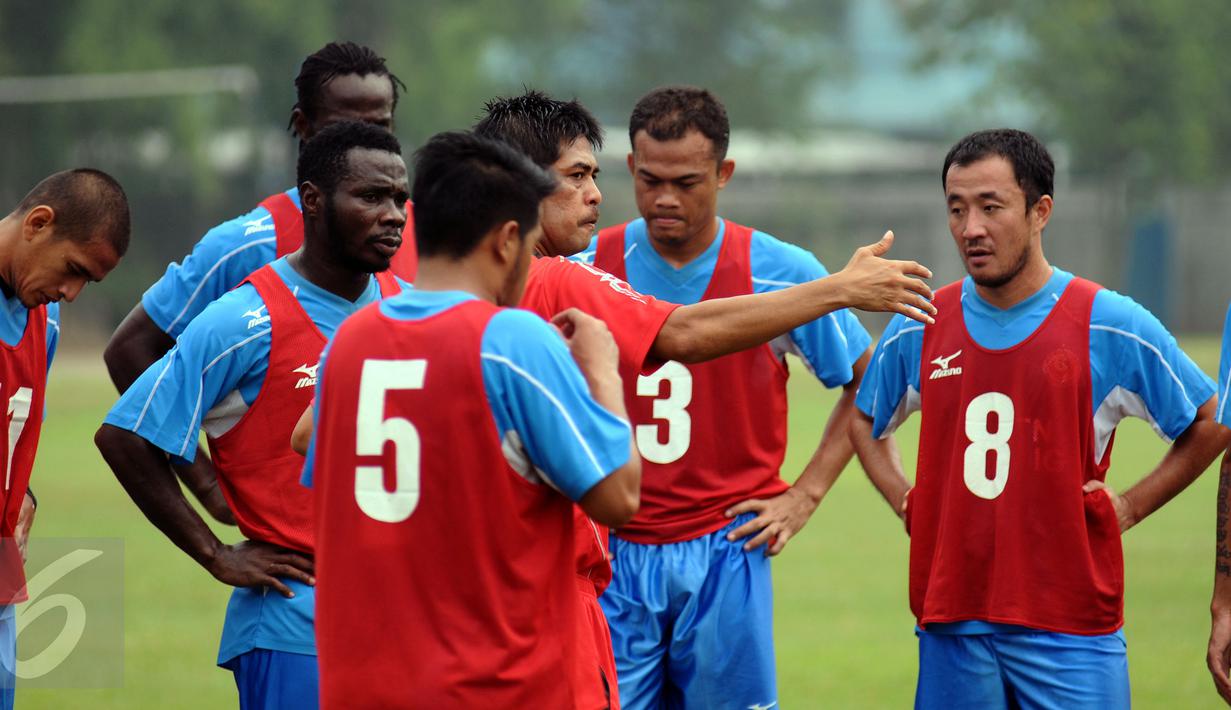 Pelatih Semen Padang Nil Maizar memberikan arahan saat latihan di Lapangan Sutasoma, Halim Perdanakusuma, Jakarta, Jumat (22/1/2016). Latihan ini persiapan menghadapi Mitra Kukar di final piala Jenderal Sudirman. (Liputan6.com/Helmi Fithriansyah)
