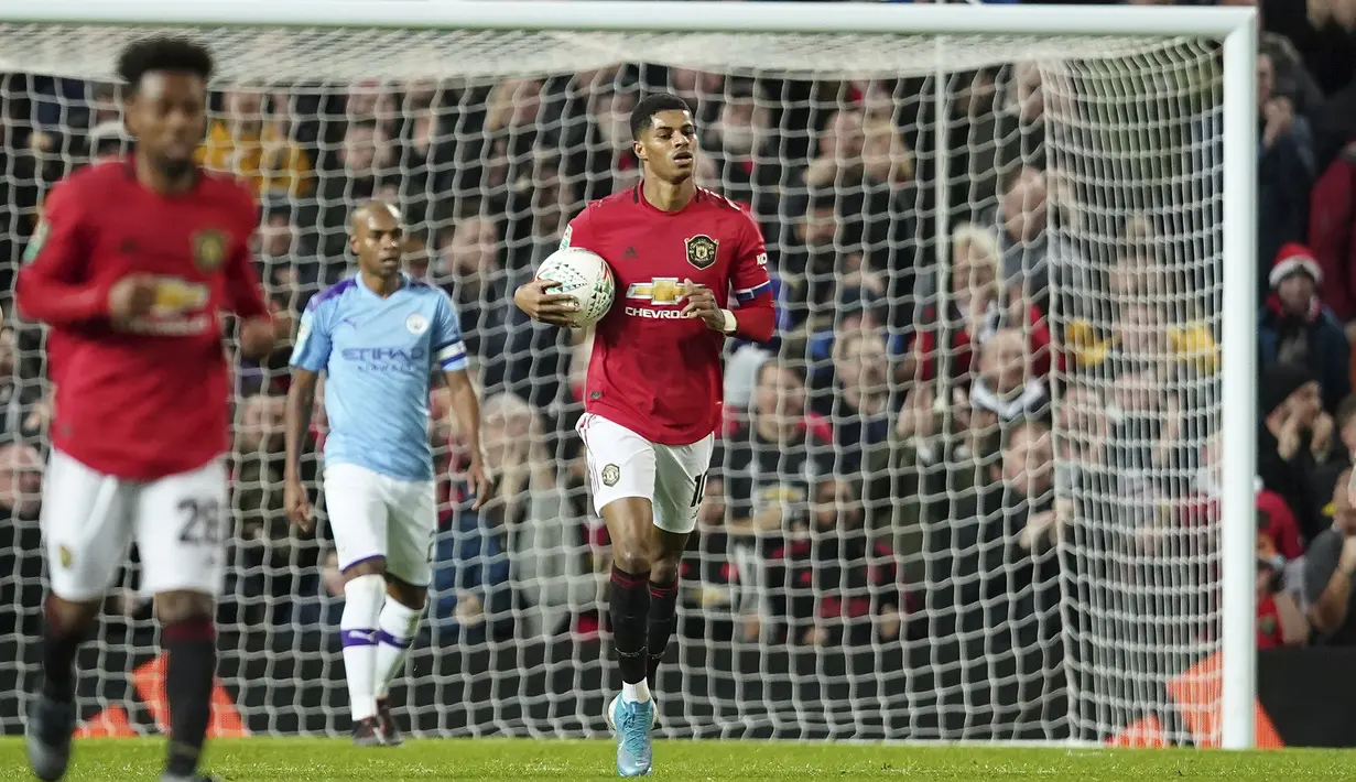 Penyerang Manchester United, Marcus Rashford berselebrasi usai mencetak gol ke gawang Manchester City pada pertandingan leg pertama semifinal Piala Liga Inggris di Old Trafford (7/1/2020). City menang 3-1 atas MU. (AP Photo / Jon Super)