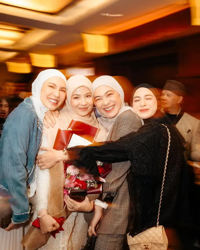 10 Potret kompak geng Rahayu saat ngumpul bareng, momen liburannya curi perhatian