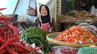 Pedagang Sayur di Pasar Kanoman Cirebon mengakui harga cabai naik hingga Rp 80 ribu per kg. Foto (Liputan6.com / Panji Prayitno)
