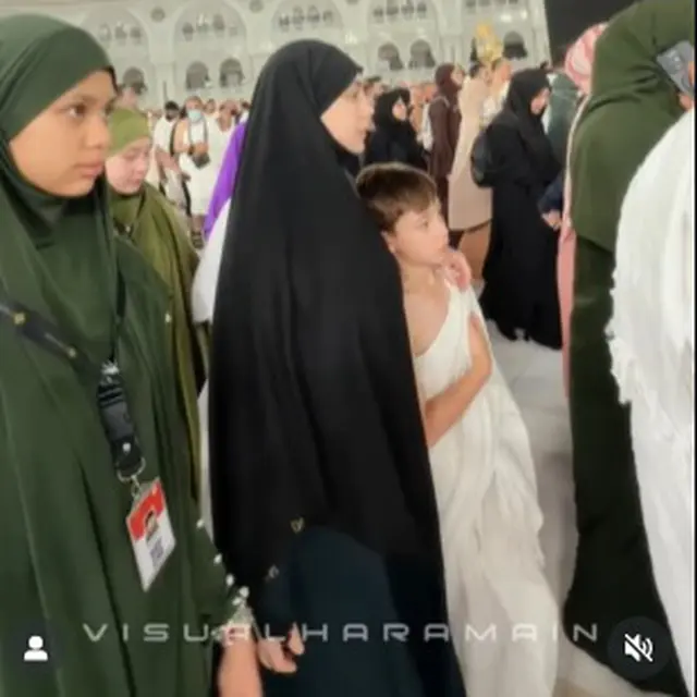 Potret Celine Evangelista Umrah Bareng 4 Anaknya