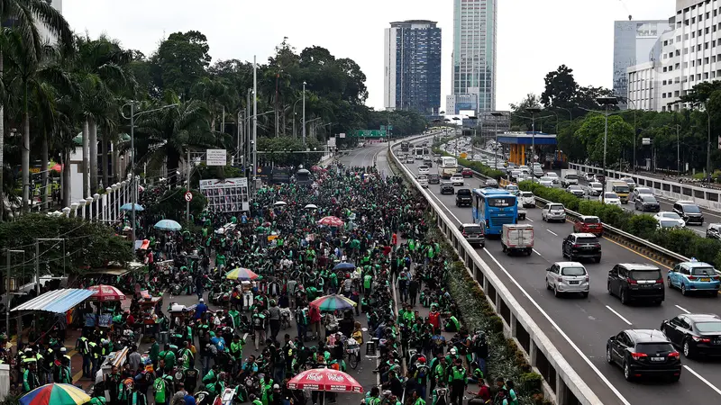 Ratusan Pengemudi Ojek Online Berunjuk Rasa