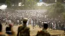 Demonstran mulai berlari saat gas air mata dilepaskan polisi di kota Bishoftu, Ethiopia, Ahad (02/10). Pemerintah Ethiopia menyatakan 52 orang tewas dan banyak lainnya terluka. (REUTERS/Tiksa Negeri) 