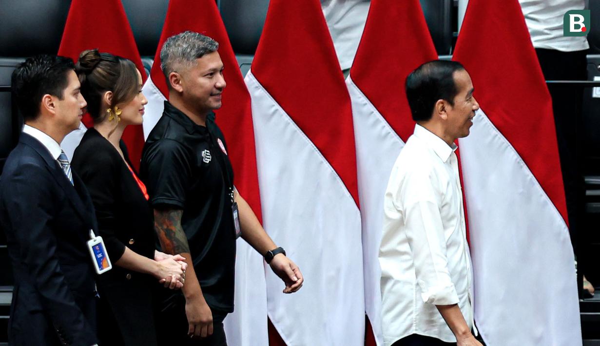 <p>Presiden Republik Indonesia, Joko Widodo (kanan) berjalan memasuki acara peresmian Indonesia Arena pada Senin (07/08/2023) di Senayan, Jakarta. (Bola.com/Bagaskara Lazuardi)</p>