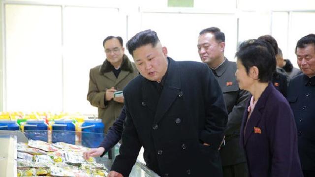 Kim Jong-un menginspeksi Pabrik Kimchi Ryugyong (KCNA)