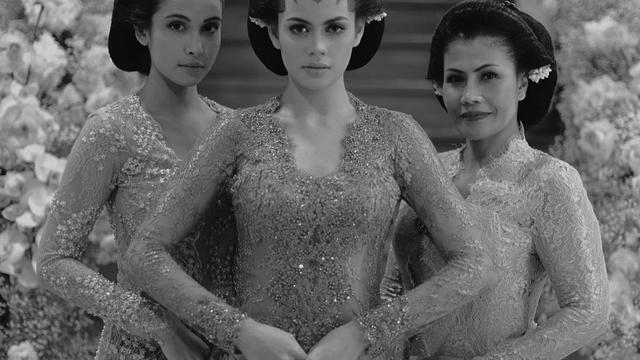 7 Pesona Estelle Linden dengan Busana Adat Indonesia Ini Tampil Menawan