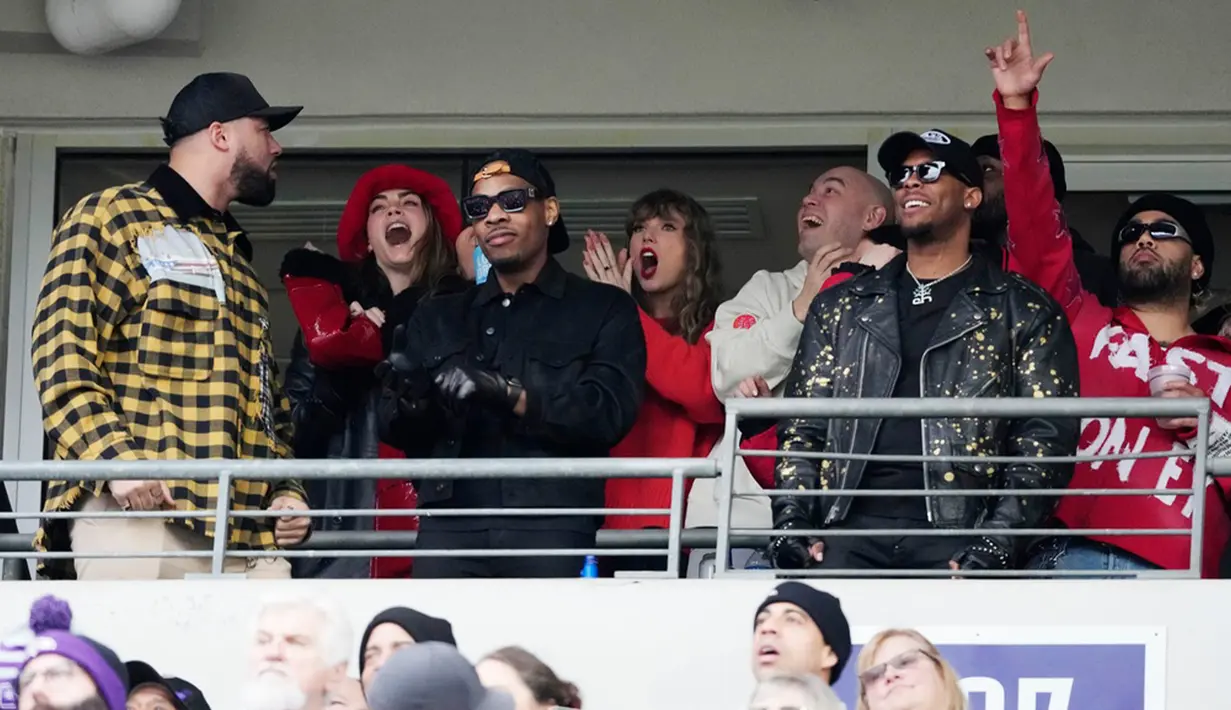 Taylor Swift ikut menyaksikan langsung momen kemenangan atlet football Travis Kelce dan timnya, Kansas City Chiefs, yang lolos ke Super Bowl 2024. Taylor Swift dan Travis Kelce lantas merayakannya dengan ciuman dan pelukan mesra di tengah lapangan. (AP Photo/Nick Wass)