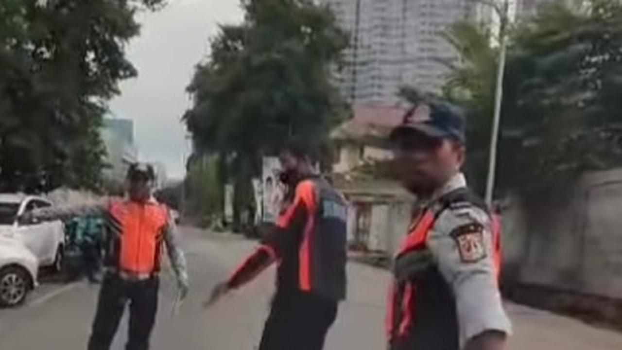 Saat kabur dari petugas, pengendara mobil merah juga menyerempet pengendara motor lain, namun tidak berhenti.