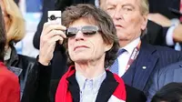 Vokalis band legendaris Rolling Stones Mick Jagger menyaksikan laga Inggris kontra Jerman di babak 16 besar PD 2010 pada 27 Juni 2010 di Bloemfontein. AFP PHOTO/JOHN MACDOUGALL
