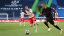 Gelandang RB Leipzig, Konrad Laimer, berebut bola dengan gelandang Atletico Madrid, Yannick Carrasco, pada perempat final Liga Champions 2019/2020 di Estadio Jose Alvalade, Jumat (14/8/2020) dini hari WIB. RB Leipzig menang 2-1 atas Atletico Madrid. (AFP/Miguel A. Lopes/pool)