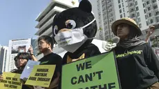 Greenpeace Malaysia dan Himpunan Advocacy Rakyat Malaysia (HARAM) menggelar aksi damai di depan Kedutaan Besar Indonesia di Kuala Lumpur, Jumat, 4 September 2026. (AFP/ Arif Kartono)