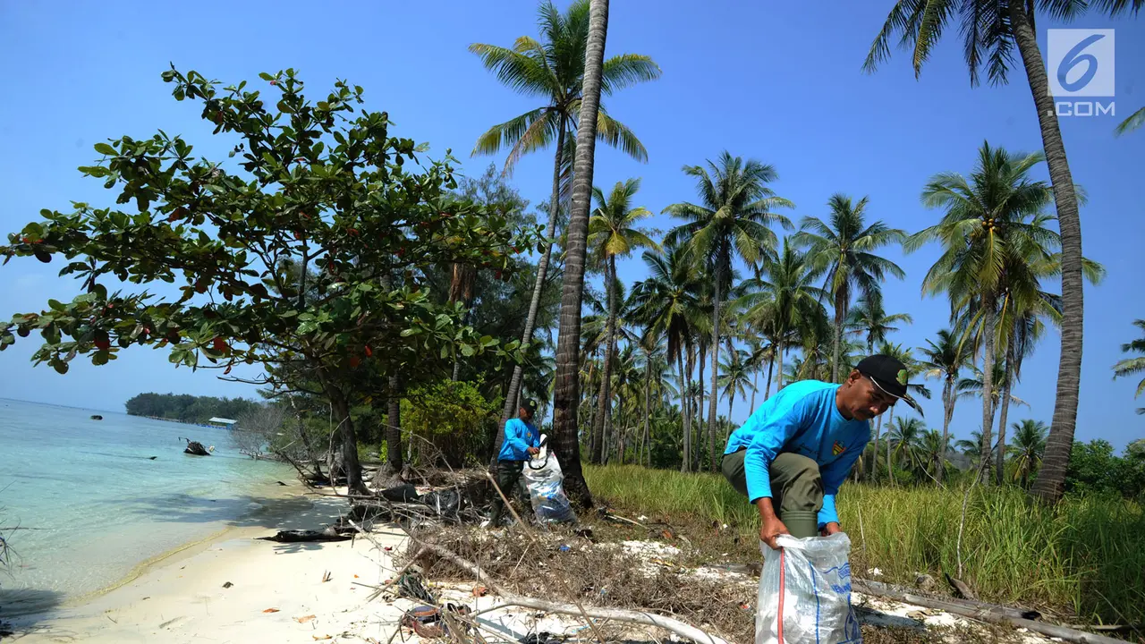 HUT ke-74 RI, Aktivis Upacara Menghadap Laut di Pulau Sangiang