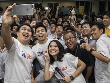 Tokoh basket nasional, Augie Fantinus dan Andakara Prastawa bersama siswa SMA Kanisius foto bersama usai nonton bareng laga NBA di Kolese Kanisius, Jakarta, Kamis (19/10/2017). (Bola.com/Vitalis Yogi Trisna)