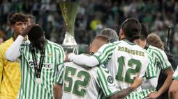 Para pemain Real Betis tertunduk lesu setelah timnya gagal menjuarai UEFA Conference League akibat kalah dari Chelsea dalam laga final yang berlangsung di Tarczynski Arena, Wroclaw, Polandia, Kamis (29/05/2025) dini hari WIB. (AP Photo/Czarek Sokolowski)