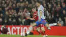 Nemanja Matic benar-benar dibuat kerepotan menghadapi tiga gelandang Liverpool yang tampil luar biasa. Sebagai gelandang bertahan, Matic gagal menjadi filter bagi pertahanan Setan Merah. (AP/Jon Super)