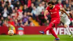 Pemain Liverpool Mohamed Salah mencetak gol ke gawang West Ham United melalui tendangan penalti pada pertandingan sepak bola Liga Premier Inggris di Stadion Anfield, Liverpool, Inggris, Minggu (24/9/2023). Liverpool mengalahkan West Ham United dengan skor 3-1. (AP Photo/Jon Super)