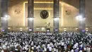 Ratusan warga melakukan salat gerhana matahari di Masjid Istiqlal, Jakarta, Rabu (9/3/2016). Salat gerhana tersebut diadakan sebagai ungkapan syukur atas kuasa Allah SWT. (Liputan6.com/Herman Zakharia)