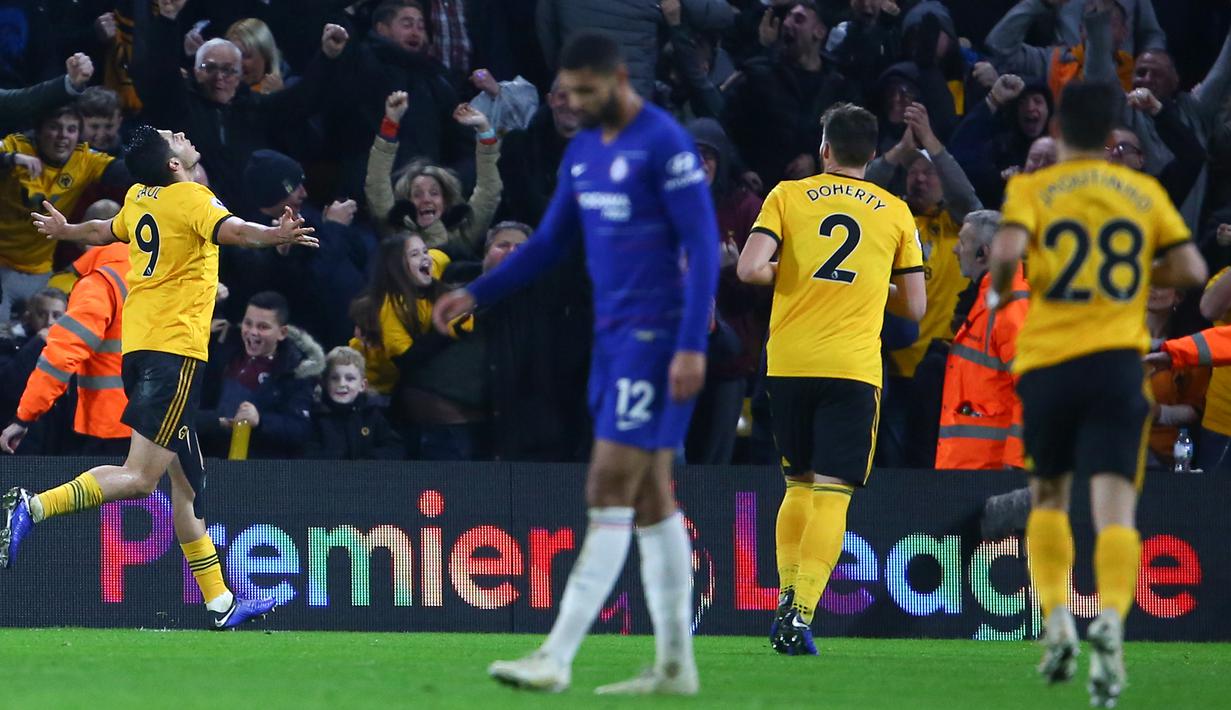 Striker Wolverhampton, Raul Jimenez, merayakan gol yang dicetaknya ke gawang Chelsea pada laga Premier League di Stadion Molineux Wolves, Kamis (5/12). Wolves menang 2-1 atas Chelsea. (AFP/Geoff Caddick)