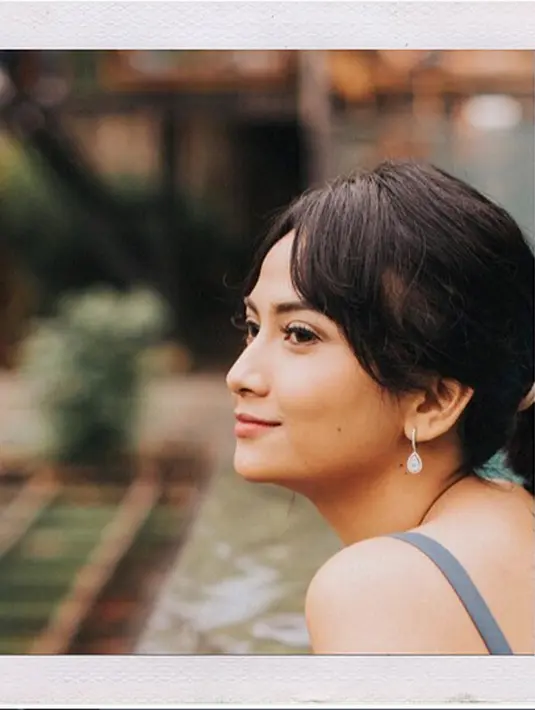 Setelah resmi berpisah dengan pria yang telah melamarnya tahun lalu, pemeran sinetron Heart Series 2 itu merasa lebih lega dan bahagia. Tidak ada yang membuatnya lantas bersedih. (Instagram/vanessaangelofficial)