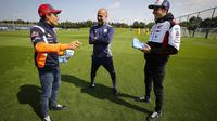 Marc Marquez dan Alex Marquez bertemu Manajer Manchester City, Pep Guardiola. (Twitter/MotoGP)