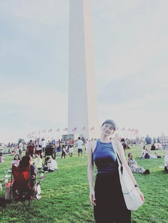 Enzy Storia pilih kenakan tanktop roundneck dengan straight pants hitam dan tote bag besar. Seolah ia menikmati selebrasi Independence Day of America pada 4 Juli 2023 lalu [@enzystoria]