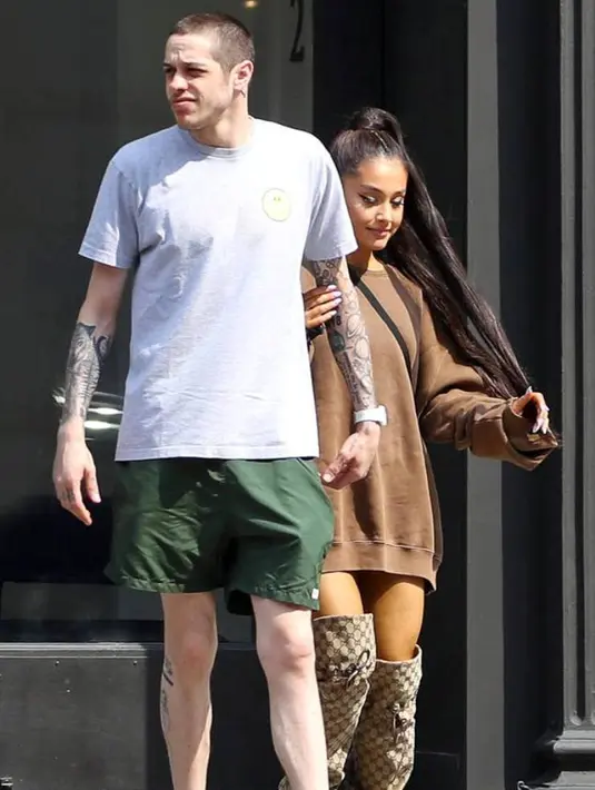 Melihat komentar tersebut, Pete Davidson pun langsung membela Ariana Grande. (TheImageDirect - E!)