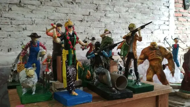 Kreatif, Warga Cirebon Manfaatkan Koran Bekas Jadi Patung Karakter