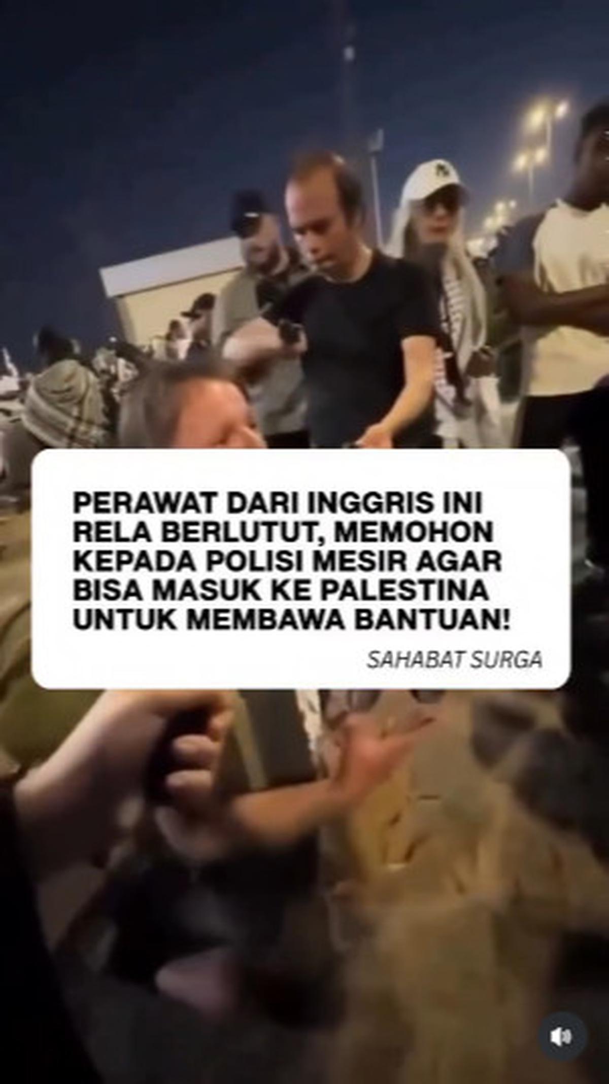 Pria Asal Inggris Berlutut Memohon ke Polisi Mesir