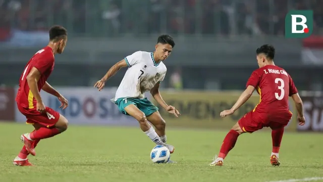Foto: Aksi Dansa Marselino Ferdinan dan Ronaldo Kwateh Yang Membuat Vietnam Kerepotan