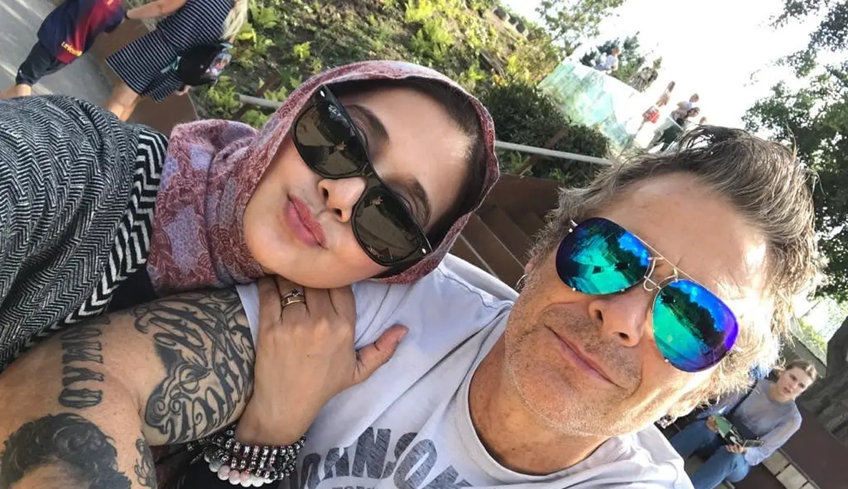 Sebelum resmi menikah dan dicatat secara negara, Ayu dan Mike Tramp telah menikah siri. Keduanya menikah siri di apartemen Ayu di kawasan Simprug, Jakarta Selatan 25 Mei 2003. [Instagram/ayukhadijahazhari]