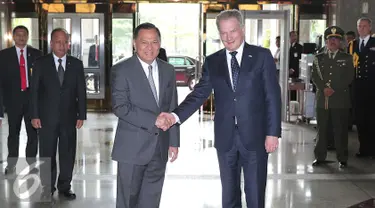 Gubernur Bank Indonesia (BI) Agus Martowardojo bersalaman dengan Presiden Finlandia Sauli Niinisto, Jakarta (4/11). Dalam kunjungan tersebut gubernur BI membahas persoalan Ekonomi antara kedua negara untuk menjalin kerjasama. (Liputan6.com/Angga Yuniar)