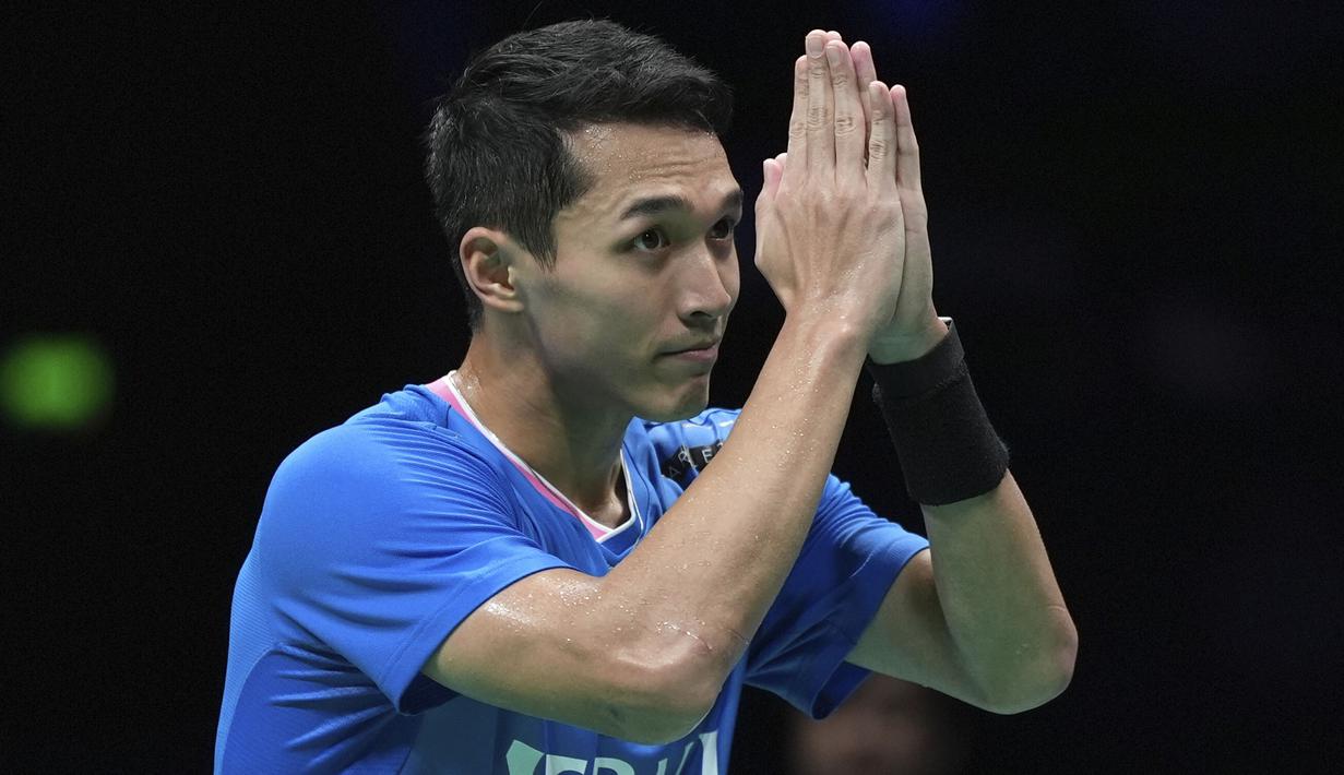 Pebulu tangkis tunggal putra Indonesia, Jonatan Christie memberi aplaus kepada penonton setelah mengalahkan wakil China, Li Shi Feng pada laga final Badminton Asia Championship 2024, Minggu (14/4/2024) di Ningbo Olympic Sports Center Gymnasium, China. Jonatan Christie menang dua gim langsung, 21-15, 21-16 dan memastikan menjadi juara. (AP Photo)