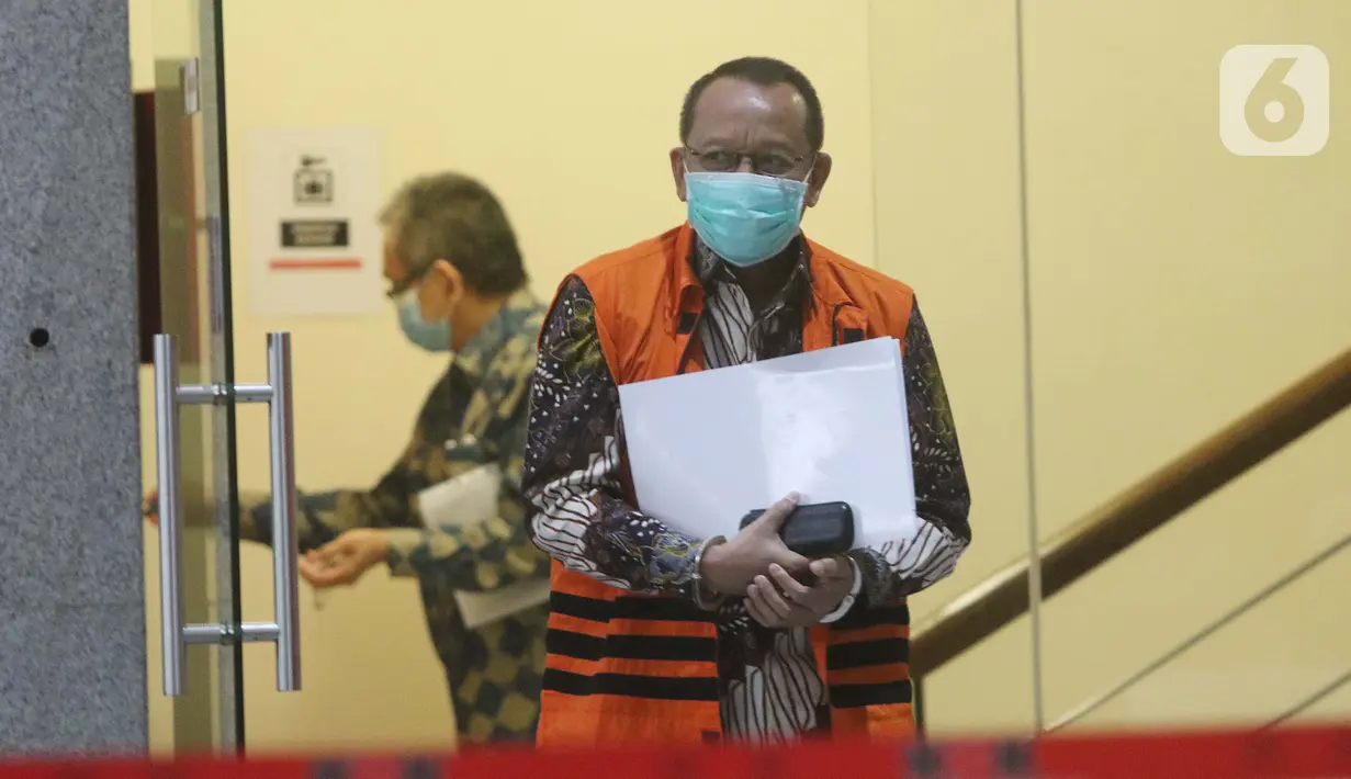 Mantan Sekretaris MA, Nurhadi (kanan) usai menjalani pemeriksaan lanjutan di Gedung KPK, Jakarta, Rabu (26/8/2020). Nurhadi diperiksa untuk penyidikan dugaan penerimaan suap dan gratifikasi yang mencapai Rp 46 miliar dalam pengurusan perkara di Mahkamah Agung (MA). (Liputan6.com/Helmi Fithriansyah)