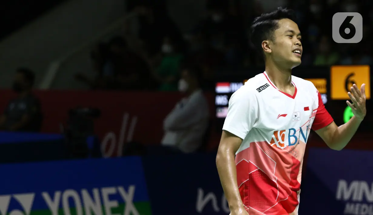 Pebulu tangkis tunggal putra Indonesia, Anthony Sinisuka Ginting saat bertanding melawan Lee Zii Jia (Malaysia) pada Perempat Final Indonesia Masters 2022 di Istora Senayan, Jakarta, Jumat (10/6/2022). Anthony Sinisuka Ginting unggul 18-21, 21-16 dan 21-15. (Liputan6.com/Helmi Fithriansyah)