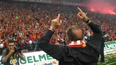 Pelatih Galatasaray Fatih Terim menyapa suporter saat merayakan gelar Liga Turki usai pertandingan melawan Istanbul Basaksehir di Turk Telekom Arena di Istanbul (19/5/2019). Galatasaray memastikan gelar liga Turki ke-22 usai mengalahkan Istanbul Basaksehir 2-1. (AFP Photo/Bulent Kilic)