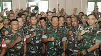 Pangdam V Brawijaya Mayjen TNI Farid Makruf bersama para Babinsa di lingkungan Kodam V Brawijaya.